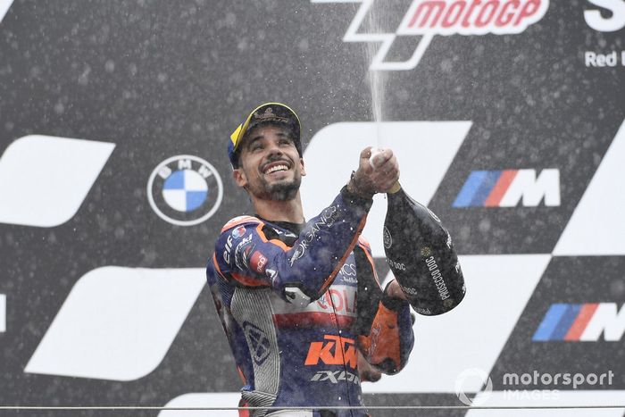 Podio: ganador de la carrera Miguel Oliveira, Red Bull KTM Tech 3
