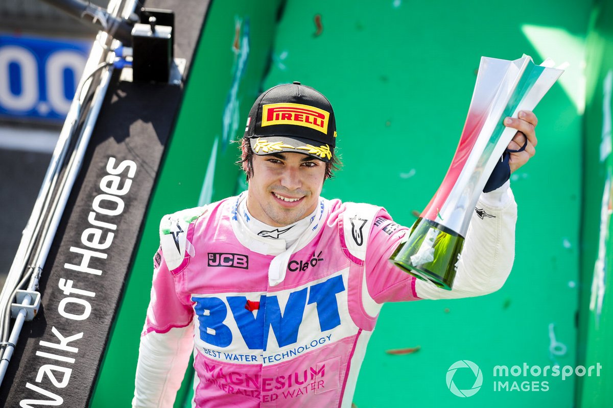 Lance Stroll, Racing Point festeggia sul podio con lo champagne e il trofeo