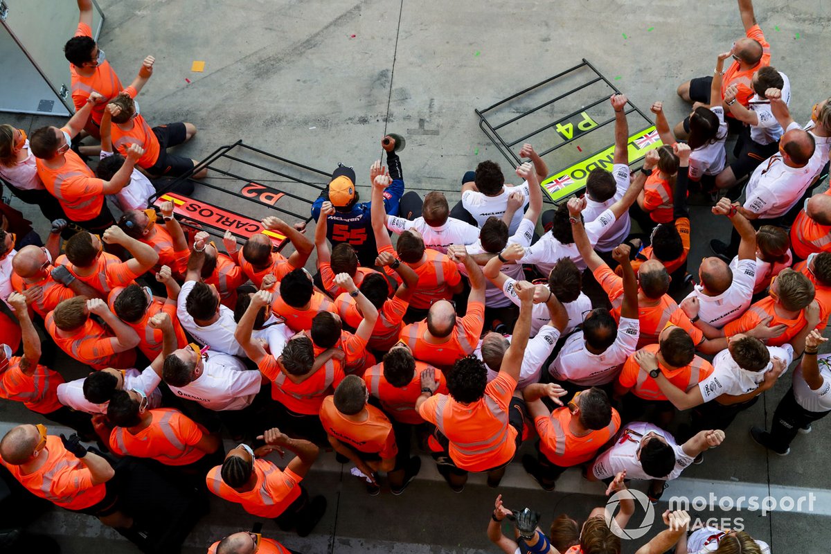 Carlos Sainz Jr., McLaren, 2º puesto, Andreas Seidl, director del equipo McLaren, y el equipo McLaren celebran después de la carrera