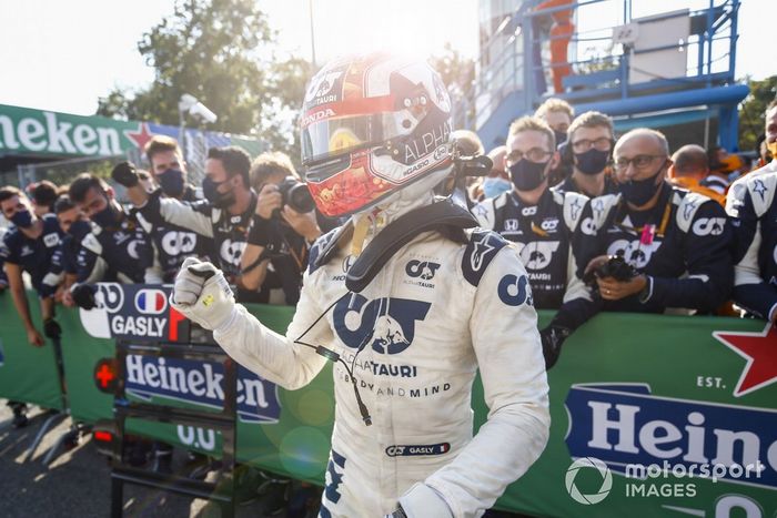 Ganador Pierre Gasly, AlphaTauri, celebra 