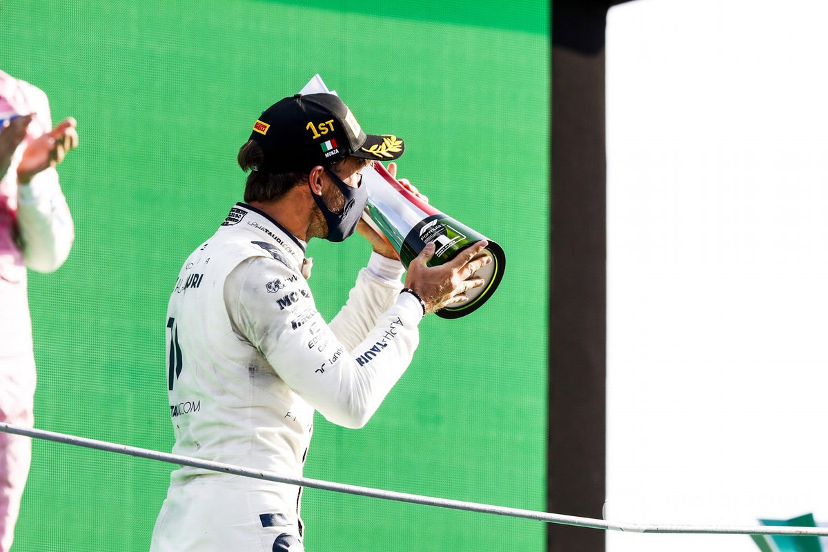 Pierre Gasly, AlphaTauri, primo classificato, con il trofeo sul podio