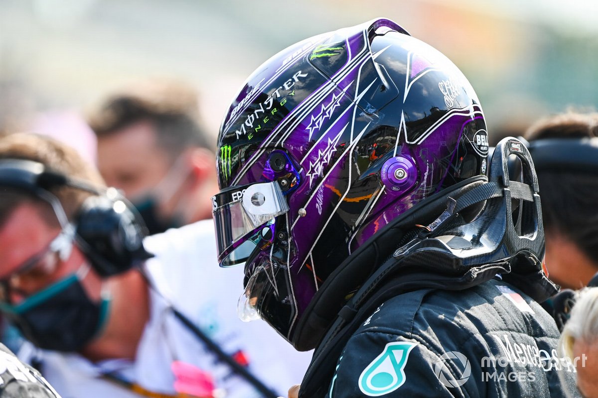 Lewis Hamilton, Mercedes-AMG F1, sulla griglia di partenza