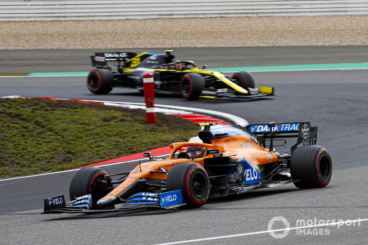 Lando Norris, McLaren MCL35, Sergio Perez, Racing Point RP20, e Esteban Ocon, Renault F1 Team R.S.20