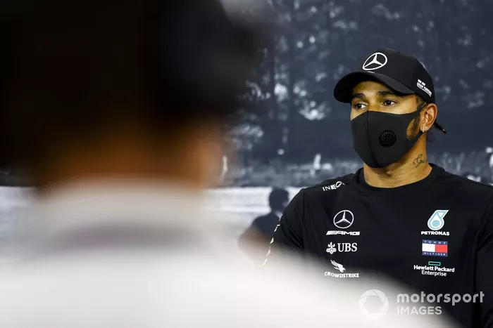 Ganador de la pole Lewis Hamilton, Mercedes-AMG F1, en la conferencia de prensa