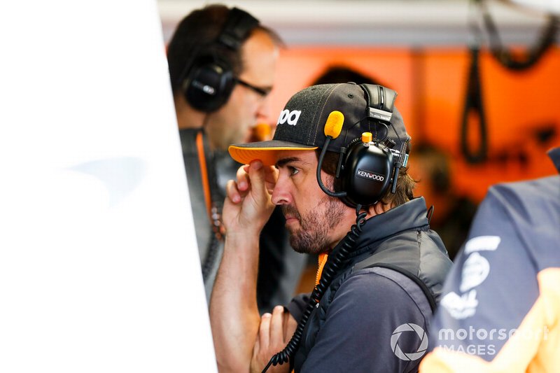 Fernando Alonso nel garage della McLaren