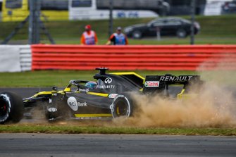 Daniel Ricciardo, Renault F1 Team R.S.19 çime çıkıyor
