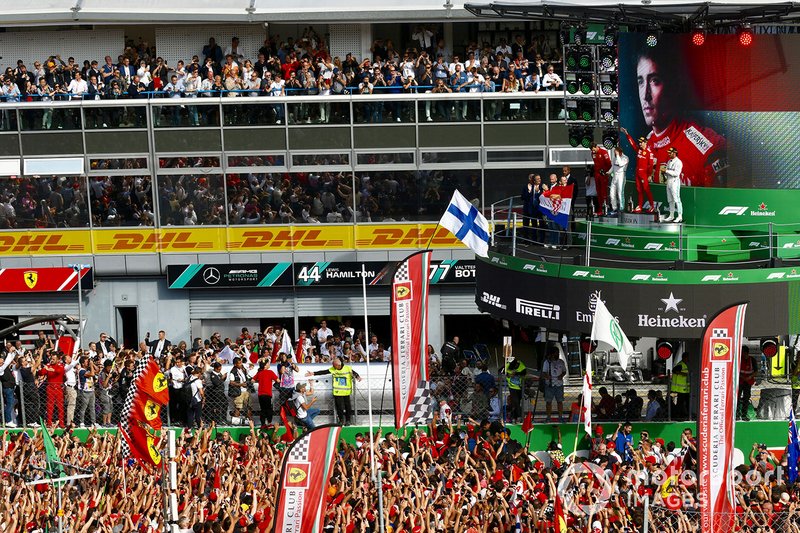 Podio: segundo lugar Valtteri Bottas, Mercedes AMG F1, el ganador de la carrera Charles Leclerc, Ferrari y el tercer lugar Hamilton, Mercedes AMG F1