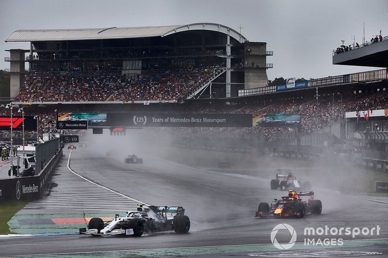 Valtteri Bottas, Mercedes AMG W10, Pierre Gasly, Red Bull Racing RB15