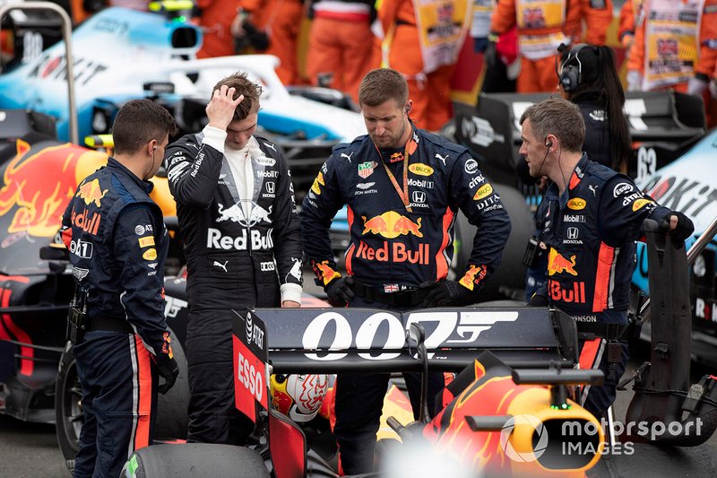 Механики Red Bull Racing в закрытом парке