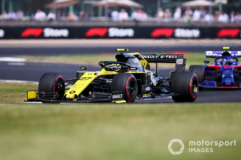 Nico Hulkenberg, Renault F1 Team R.S. 19, leads Alexander Albon, Toro Rosso STR14