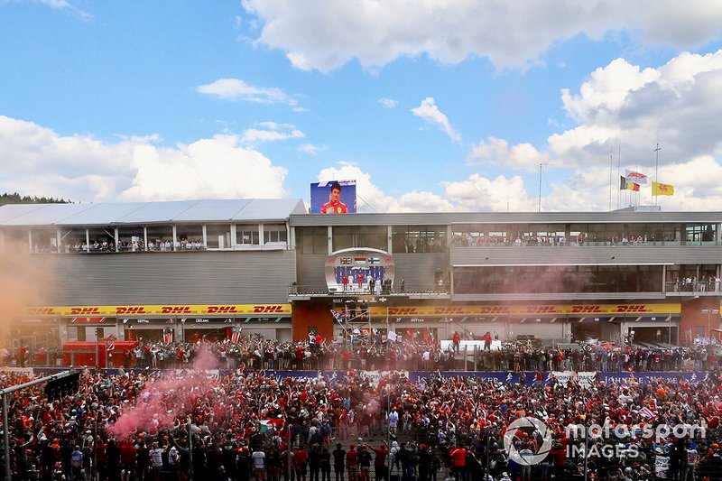 Una gran multitud se reúne para celebrar en la ceremonia del podio