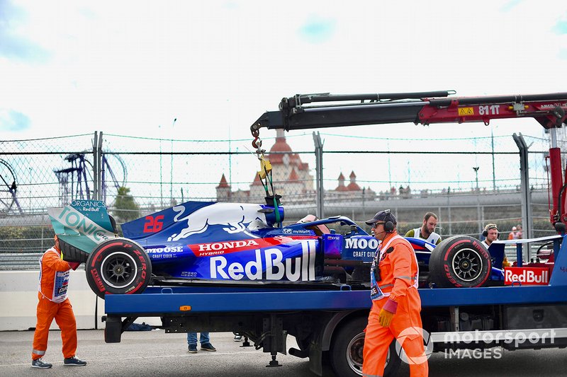 Los marshals cargan el coche de Daniil Kvyat, Toro Rosso STR14, en una grúa