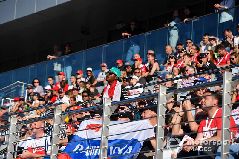 Fans watch qualifying