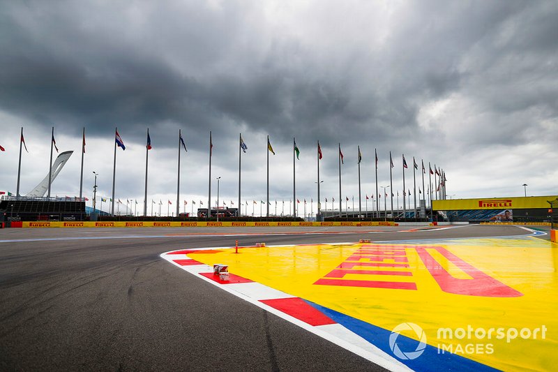 Les publicités Pirelli autour du circuit