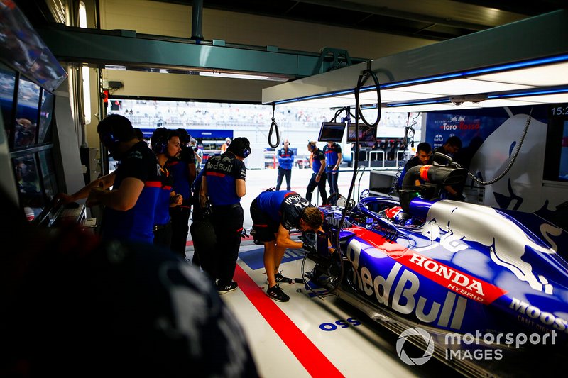 Daniil Kvyat, Toro Rosso STR14, in the garage
