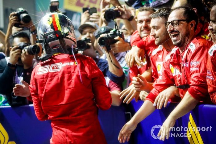 Il vincitore della gara Sebastian Vettel, Ferrari, festeggia nel parco chiuso