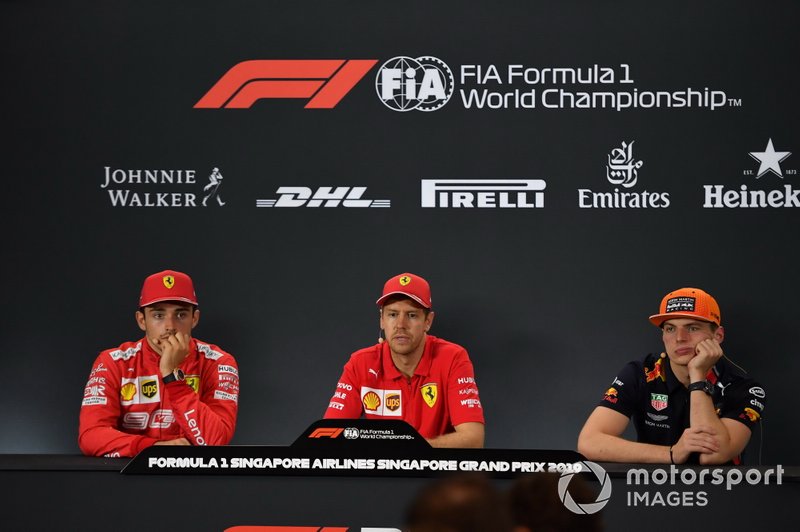 Charles Leclerc, Ferrari, 2ª posición, Sebastian Vettel, Ferrari, 1ª posición, y Max Verstappen, Red Bull Racing, 3ª posición, en la rueda de prensa