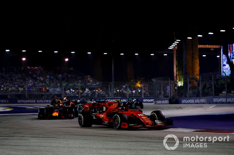 Charles Leclerc, Ferrari SF90, precede Max Verstappen, Red Bull Racing RB15
