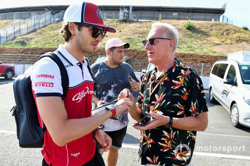 Antonio Giovinazzi, Alfa Romeo Racing signe un autographe pour un fan