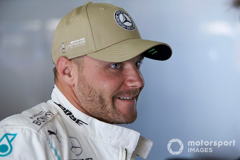 Valtteri Bottas, Mercedes AMG F1, nel garage