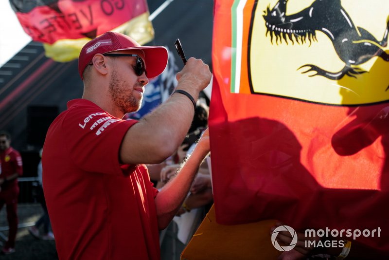 Sebastian Vettel, Ferrari firma un autografo ad un fan