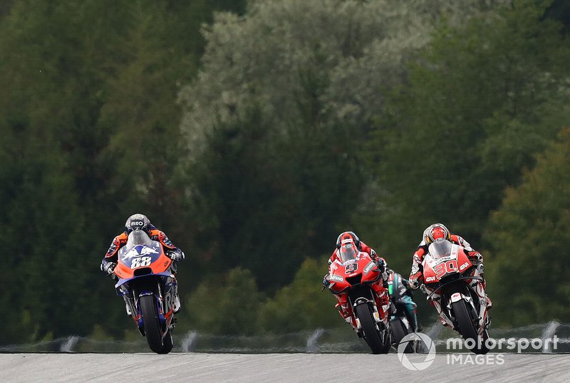 Miguel Oliveira devant Takaaki Nakagami et Danilo Petrucci