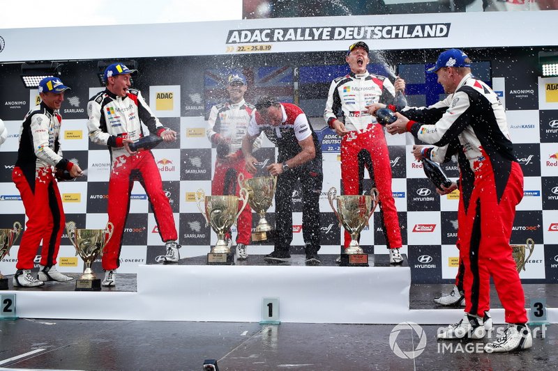 Podio: Il vincitore Ott Tänak, Martin Järveoja, Toyota Gazoo Racing WRT Toyota Yaris WRC. secondo classificato Kris Meeke, Sebastian Marshall, Toyota Gazoo Racing WRT Toyota Yaris WRC, terzo classificato Jari-Matti Latvala, Miikka Anttila, Toyota Gazoo Racing WRT Toyota Yaris WRC
