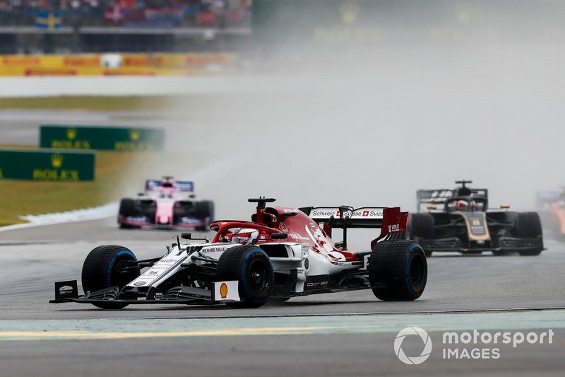 Kimi Raikkonen, Alfa Romeo Racing C38, precede Romain Grosjean, Haas F1 Team VF-19