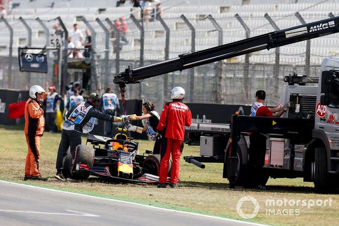 El coche de Pierre Gasly, Red Bull Racing RB15, retirado por los comisarios