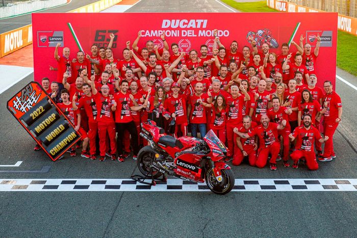 El equipo Ducati celebra la victoria con el Campeonato del Mundo Francesco Bagnaia, Equipo Ducati