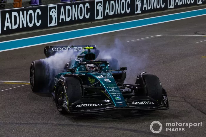 Sebastian Vettel, Aston Martin AMR22, celebra el décimo puesto con donuts