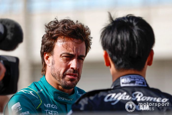 Fernando Alonso, Aston Martin F1 Team, habla con Guanyu Zhou, Alfa Romeo F1 Team 