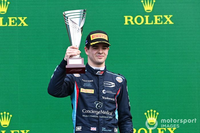 Zak O'Sullivan, Prema Racing celebra en el podio con el trofeo