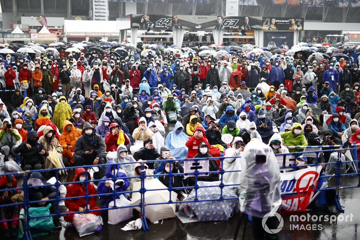 F1 fans in pit lane