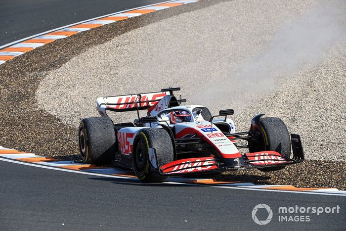 Kevin Magnussen, Haas VF-22, en la grava