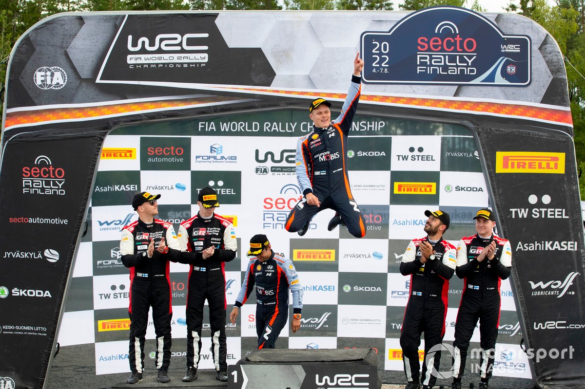 Podio: i vincitori del Rally di Finlandia Ott Tanak, Martin Jarveoja, Hyundai World Rally Team Hyundai i20 N Rally1, secondi Kalle Rovanpera, Jonne Halttunen, Toyota Gazoo Racing WRT Toyota GR Yaris Rally1, terzi Esapekka Lappi, Janne Ferm, Toyota Gazoo Racing WRT Toyota GR Yaris Rally1.