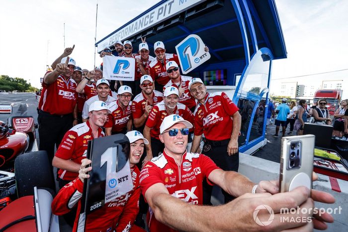 El ganador del premio NTT P1, Scott McLaughlin, del equipo Penske Chevrolet, celebra su pole position con el equipo