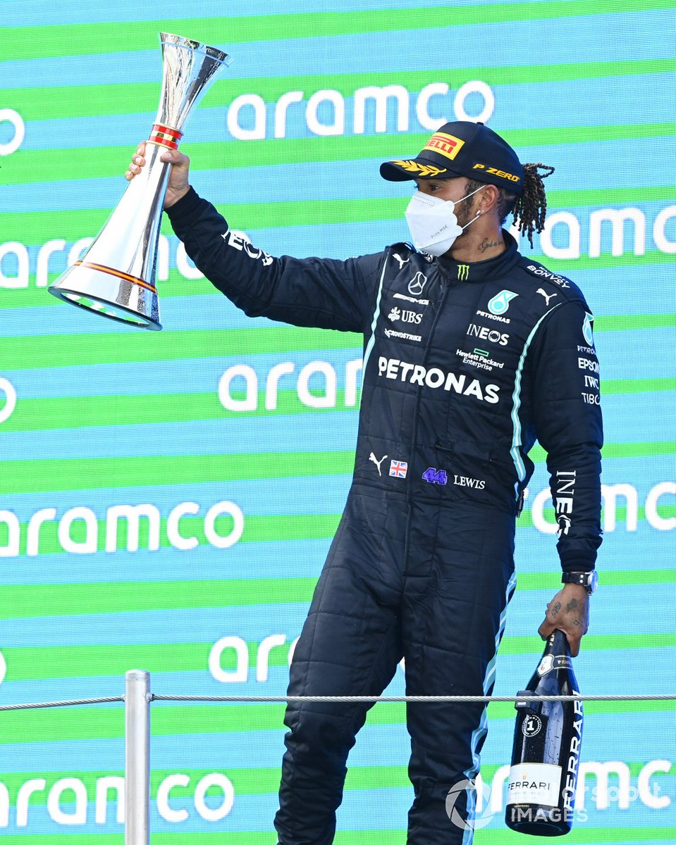 Il vincitore della gara Lewis Hamilton, Mercedes festeggia sul podio con il trofeo