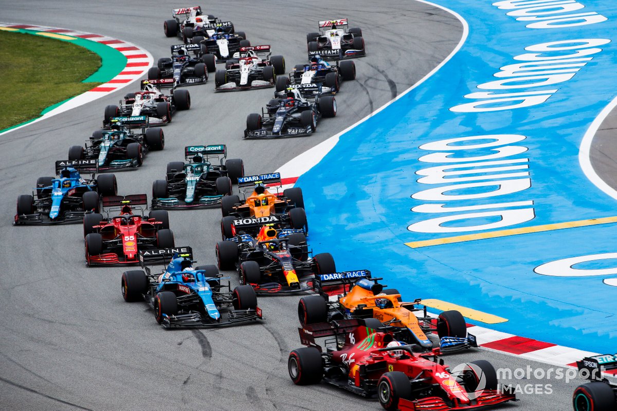 Charles Leclerc, Ferrari SF21, Daniel Ricciardo, McLaren MCL35M, Esteban Ocon, Alpine A521, Sergio Perez, Red Bull Racing RB16B, Carlos Sainz Jr., Ferrari SF21, y el resto del pelotón