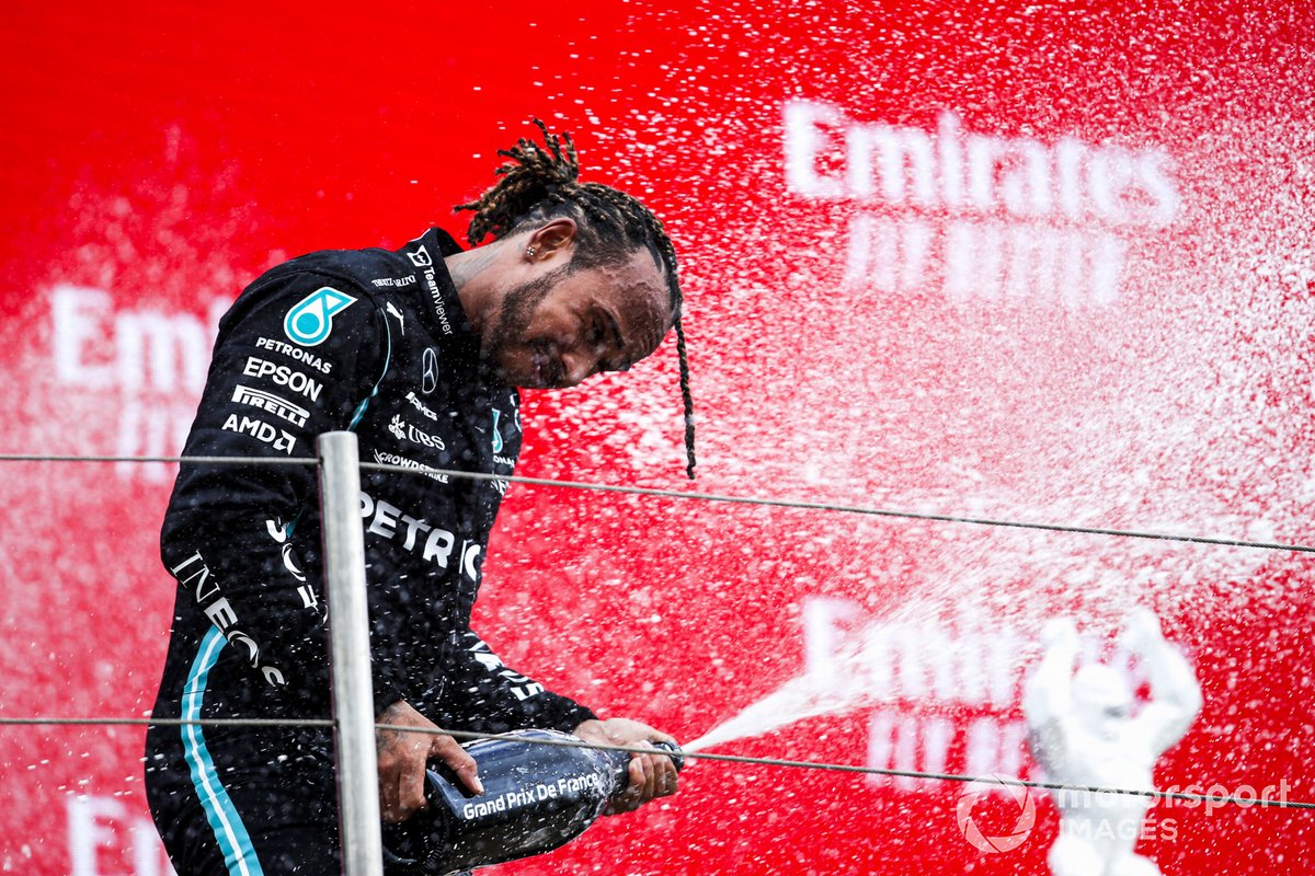 Podio: segundo lugar Lewis Hamilton, Mercedes