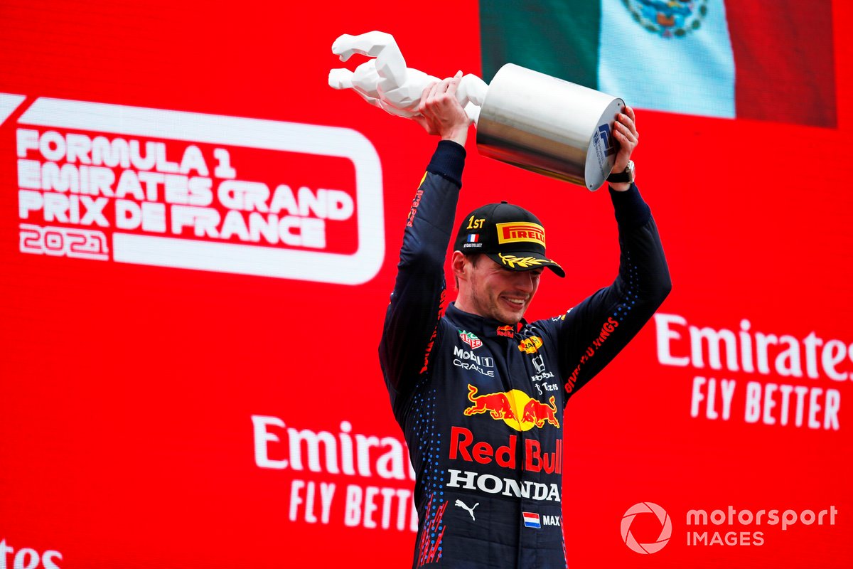 Podio: ganador de la carrera Max Verstappen, Red Bull Racing