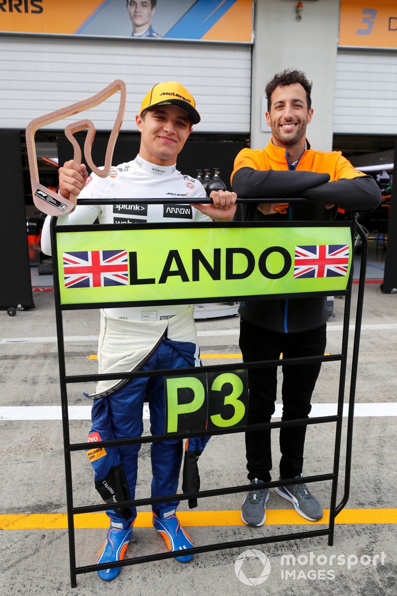 Lando Norris, McLaren, tercera posición, y Daniel Ricciardo, McLaren , celebran con el equipo McLaren tras la carrera