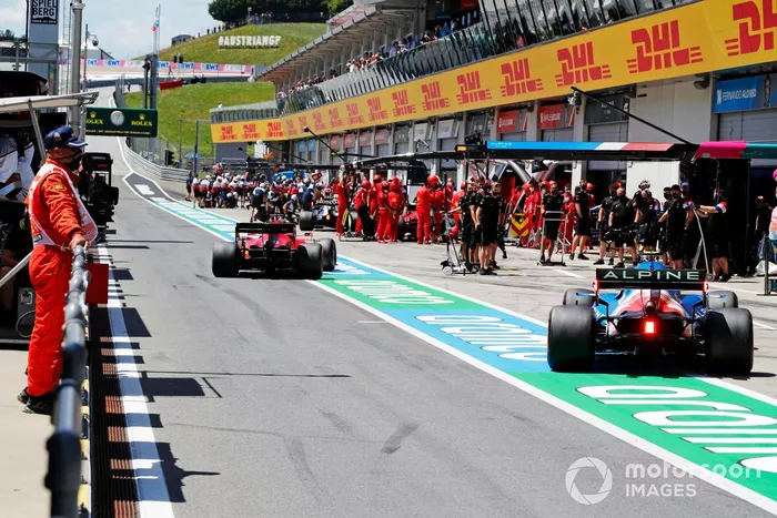 Charles Leclerc, Ferrari SF21, Esteban Ocon, Alpine A521, en pits