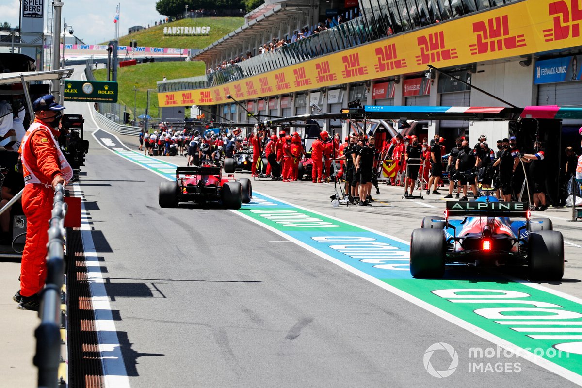 Charles Leclerc, Ferrari SF21, Esteban Ocon, Alpine A521, en pits