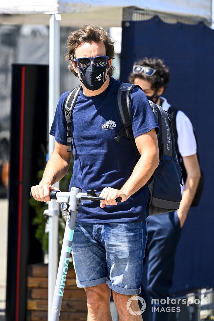 Fernando Alonso, Alpine F1, en un patinete