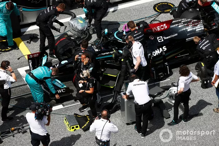 Lewis Hamilton, de Mercedes, en la parrilla con su equipo