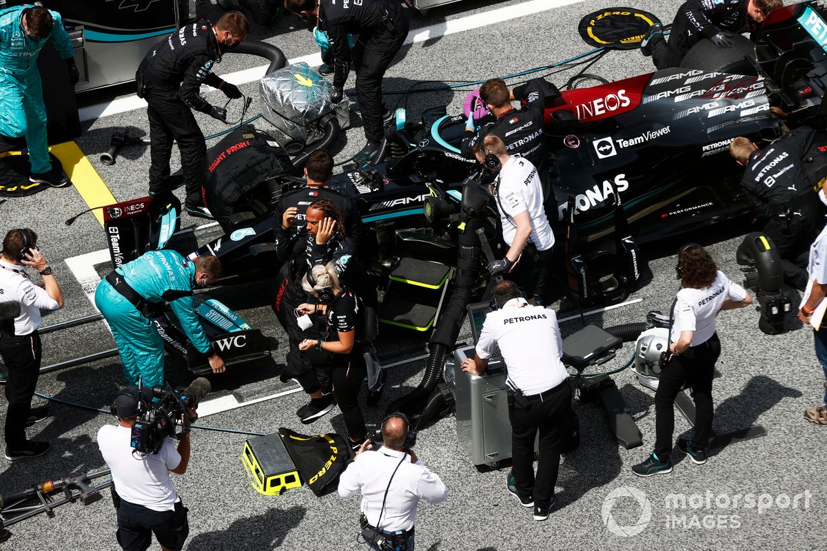 Lewis Hamilton, de Mercedes, en la parrilla con su equipo