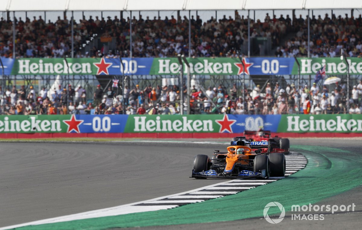 Daniel Ricciardo, McLaren MCL35M, Carlos Sainz Jr., Ferrari SF21