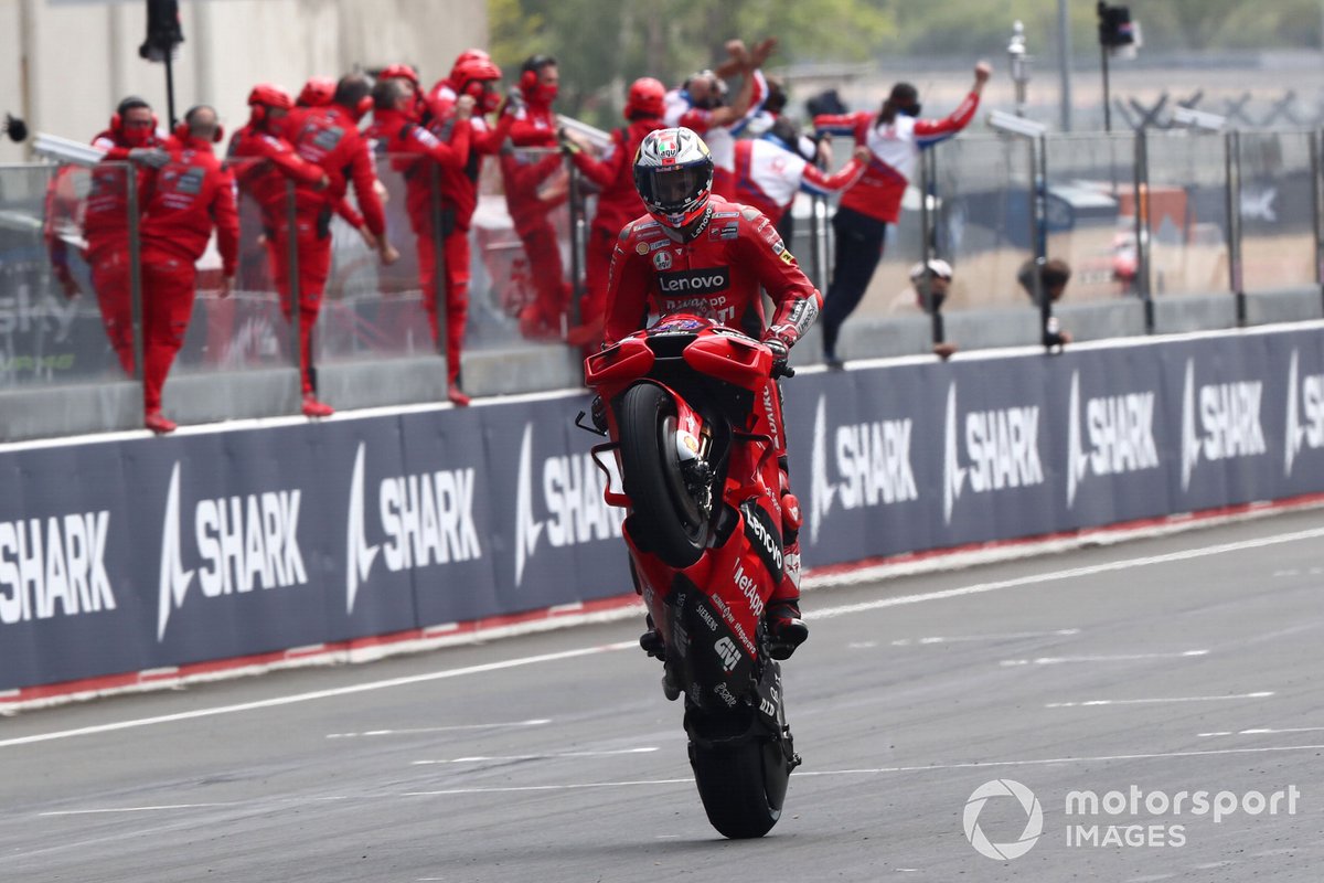 Race winner Jack Miller, Ducati Team, melibas chequered flag lomba MotoGP Prancis di Le Mans, Minggu (16/5/2021). 