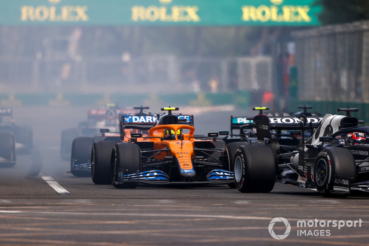 Yuki Tsunoda, AlphaTauri AT02, Lando Norris, McLaren MCL35M, saat restart F1 GP Azerbaijan, Minggu (6/6/2021).